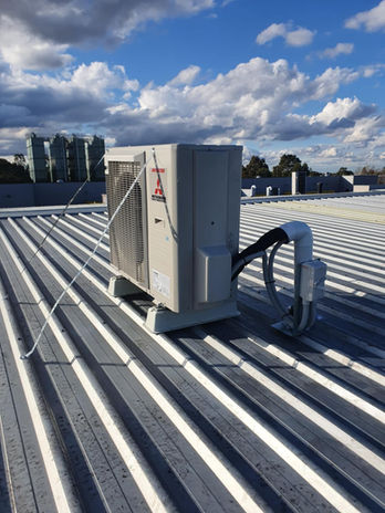If your old air conditioner isn’t keeping your home comfortable and cool, it might be time for a replacement. At Breakpoint, we specialise in providing top-notch AC installation services for residents and businesses in Macarthur, Wollondilly, Southern Highlands, Wollongong, Illawarra, and Sydney.  Our expert team is dedicated to ensuring your home and business stays cools and warm all year long