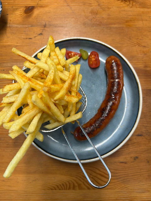 Heirihütte, Alpwirtschaft Rigi, Wandern, Urlaub, Schweizer Berge, Yoga, Auszeit, Poulet im Körbli, Poulet, Hähnchen, Pommes, Klassisches Gericht