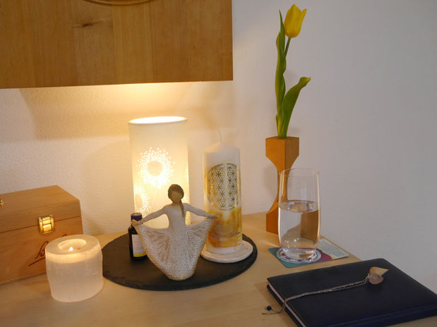 Yogapraxis Lebenslicht, Praxis für ganzheitliche Körperarbeit & Yoga, Yogakurse Schalchen, Yogalehrerin Bettina Hummel, Farbpunkturtherapie, Nahrin Produkte, Original Bowen Technik, Raindrop Technik, Yogaraum Schalchen, Kinderyoga Schalchen;