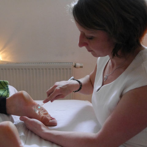 Yogapraxis Lebenslicht, Praxis für ganzheitliche Körperarbeit & Yoga, Yogakurse Schalchen, Yogalehrerin Bettina Hummel, Farbpunkturtherapie, Nahrin Produkte, Original Bowen Technik, Raindrop Technik, Yogaraum Schalchen, Kinderyoga Schalchen;