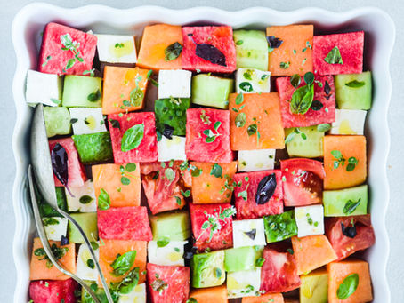 Insalata mosaico di frutta, pomodoro e primo sale