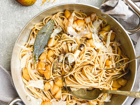 Spaghetti ai cereali con pere, porcini e scaglie di parmigiano 