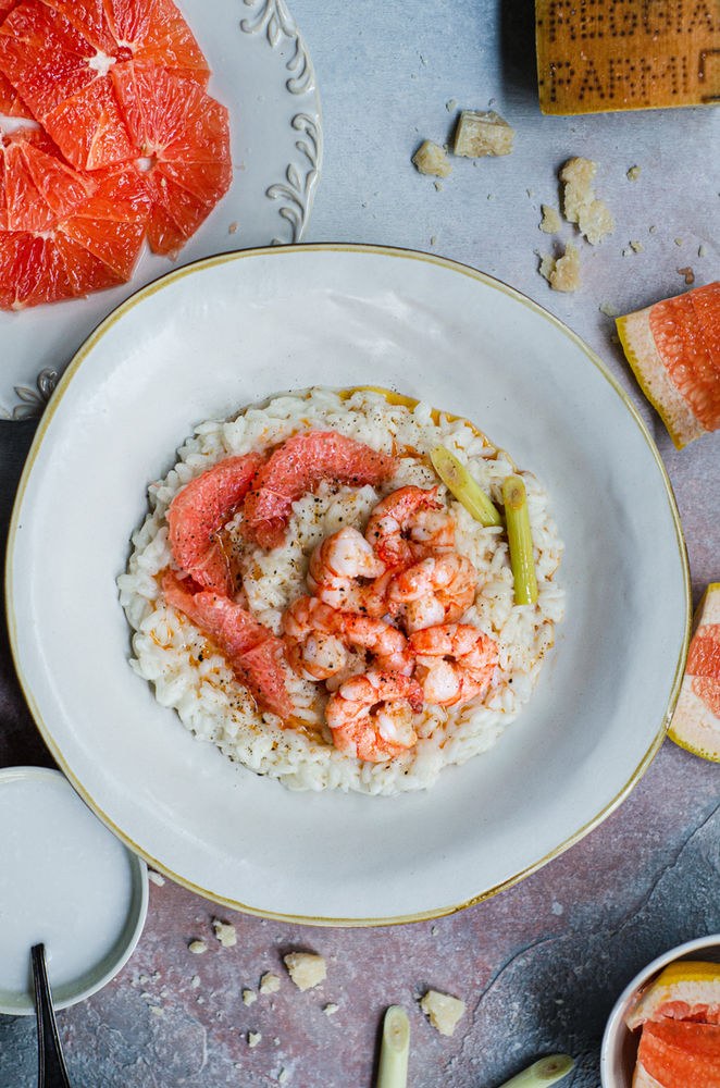 Risotto alla parmigiana con latte di cocco, gamberi e pompelmo rosa