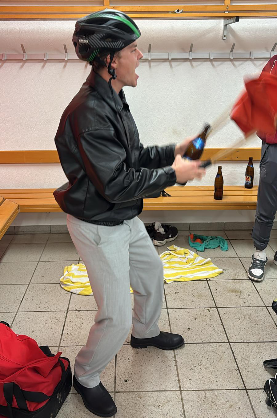 Uf und näbem Platz Dynamit im A….