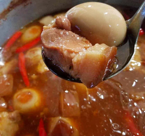Thit kho tau (Caramelized pork and eggs)