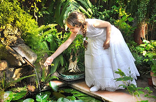 niña fotografiada junto a una fuente