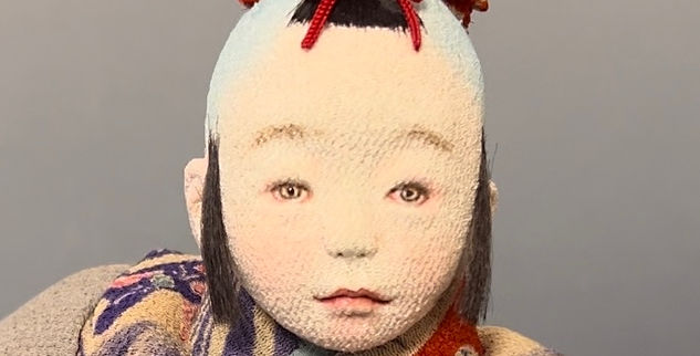 粘土と布で制作した市松人形23cm。素晴らしい古布の着物を着ている。
