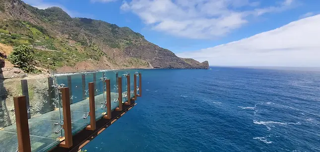 guindaste viewpoint overlooking the ocean and the mountains in santana madeira island 
