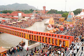 Crowd at Haridwar with the bridge over Ganges river, Golden Triangle Tour.