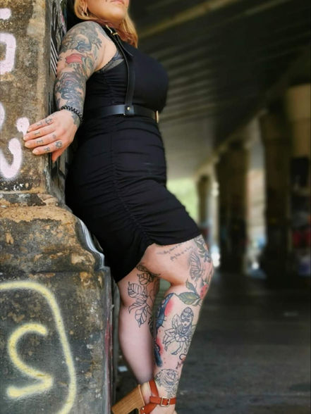 Eleganter Harnisch aus schwarzem Rindsleder, maßgeschneidert in Dresden, getragen von einer Frau – German Beltstuff.