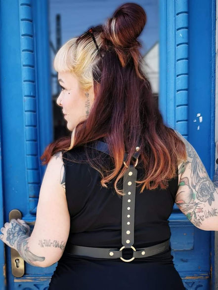 Maßgeschneiderter Lederharnisch, getragen von einer Frau in Weinböhla, gefertigt aus hochwertigem Rindsleder – German Beltstuff.