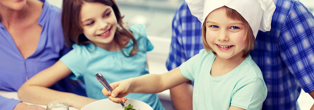 Famiglia che cucina