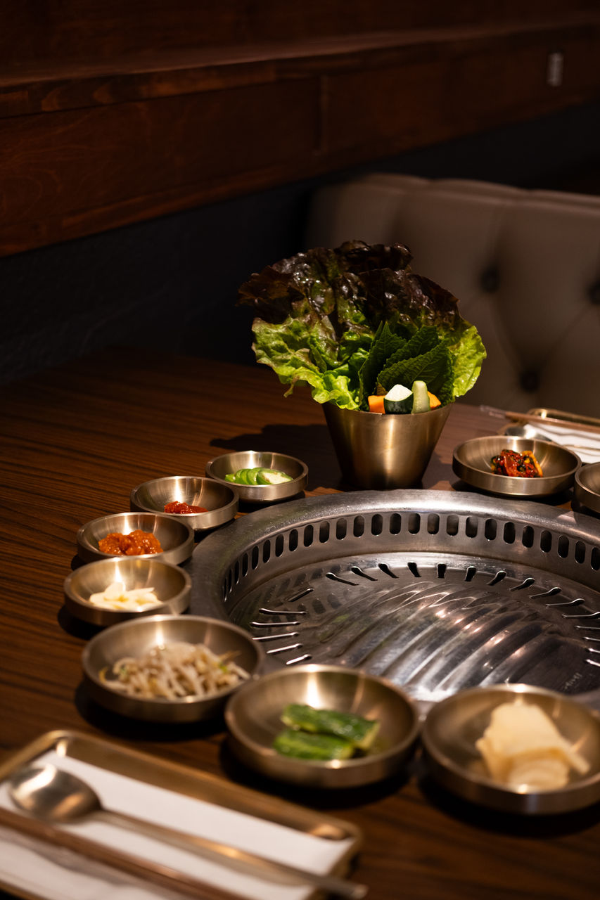 TABLE WITH SIDEDISH