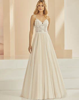 Braut in einem klassischen Brautkleid von Bianco Evento