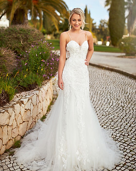 Braut in einem eleganten Brautkleid von Très Chic