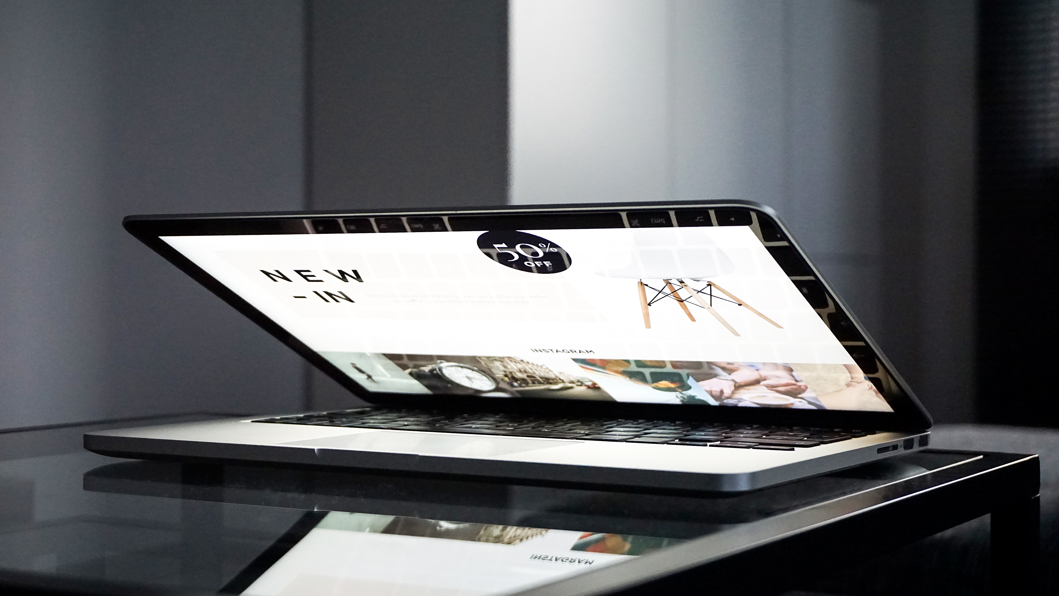 Boutique en ligne affichée sur un ordinateur portable, illustrant le commerce agentique