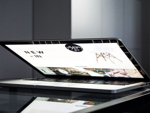 Boutique en ligne affichée sur un ordinateur portable, illustrant le commerce agentique