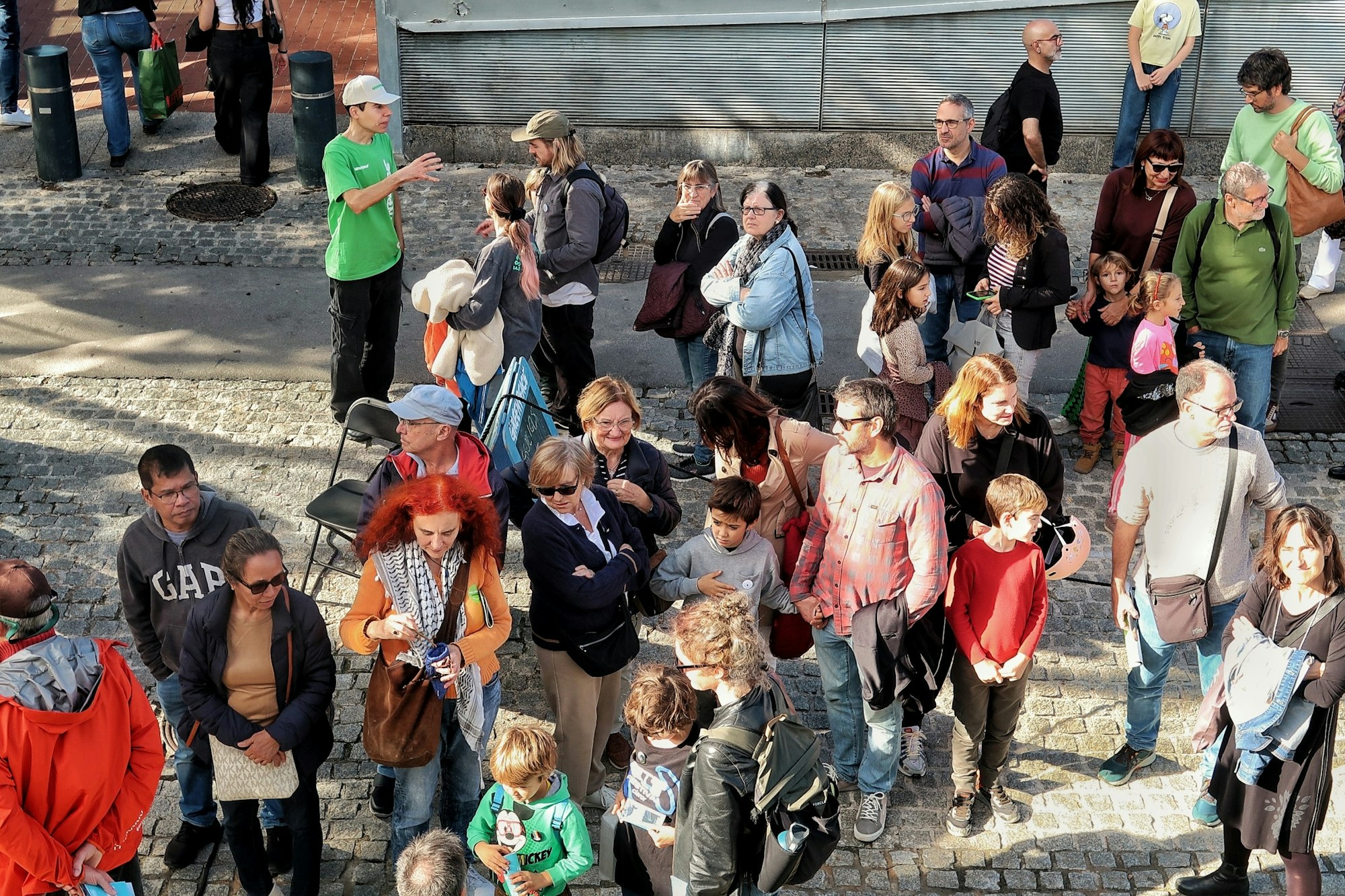 Communauté réunie lors d’un événement local en plein air