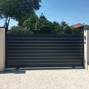 Portail avec insert decoratif en acier ou aluminium - Chatauret Fabricant installateur de Portails - Bordeaux Montussan, Arcachon Biganos, La Brede