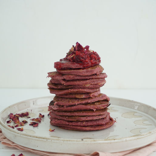 Valentinstag Pinke Pancakes mit Himbeer-Rosen Püree