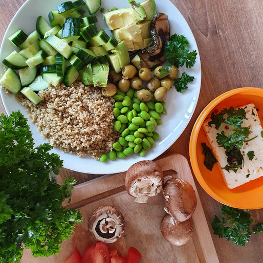 Grüner Quinoa-Salat (glutenfrei, ohne raffinierten Zucker)