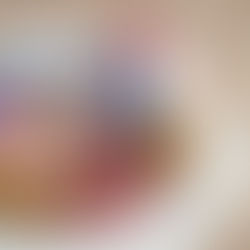 Mandelmuffins mit fruchtigem Kern und Kokostopping (vegan, glutenfrei, ohne raffinierten Zucker)