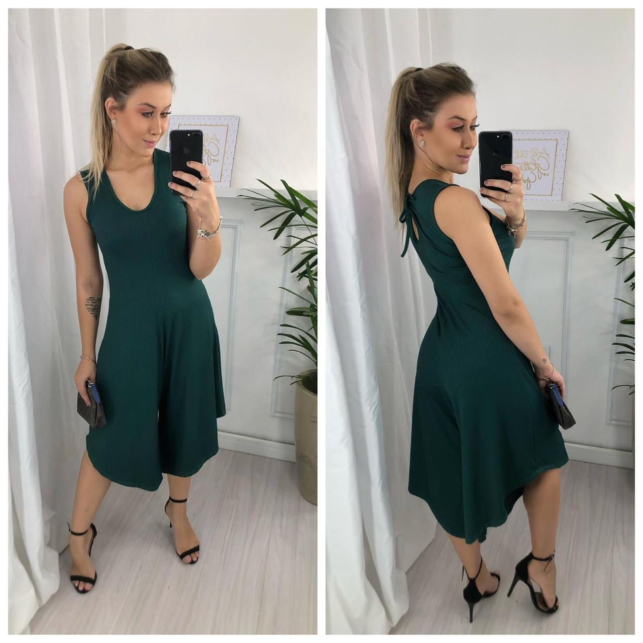 Macacão canelado disponível no preto