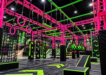 Parc ninja intérieur rose et vert fluorescent.png