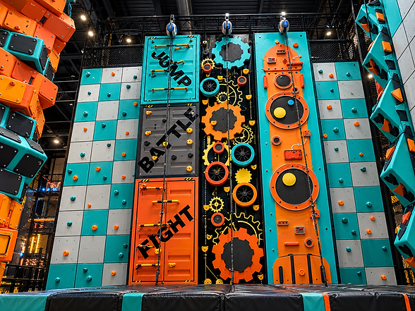 Salle d’escalade industrielle aux couleurs vives.png