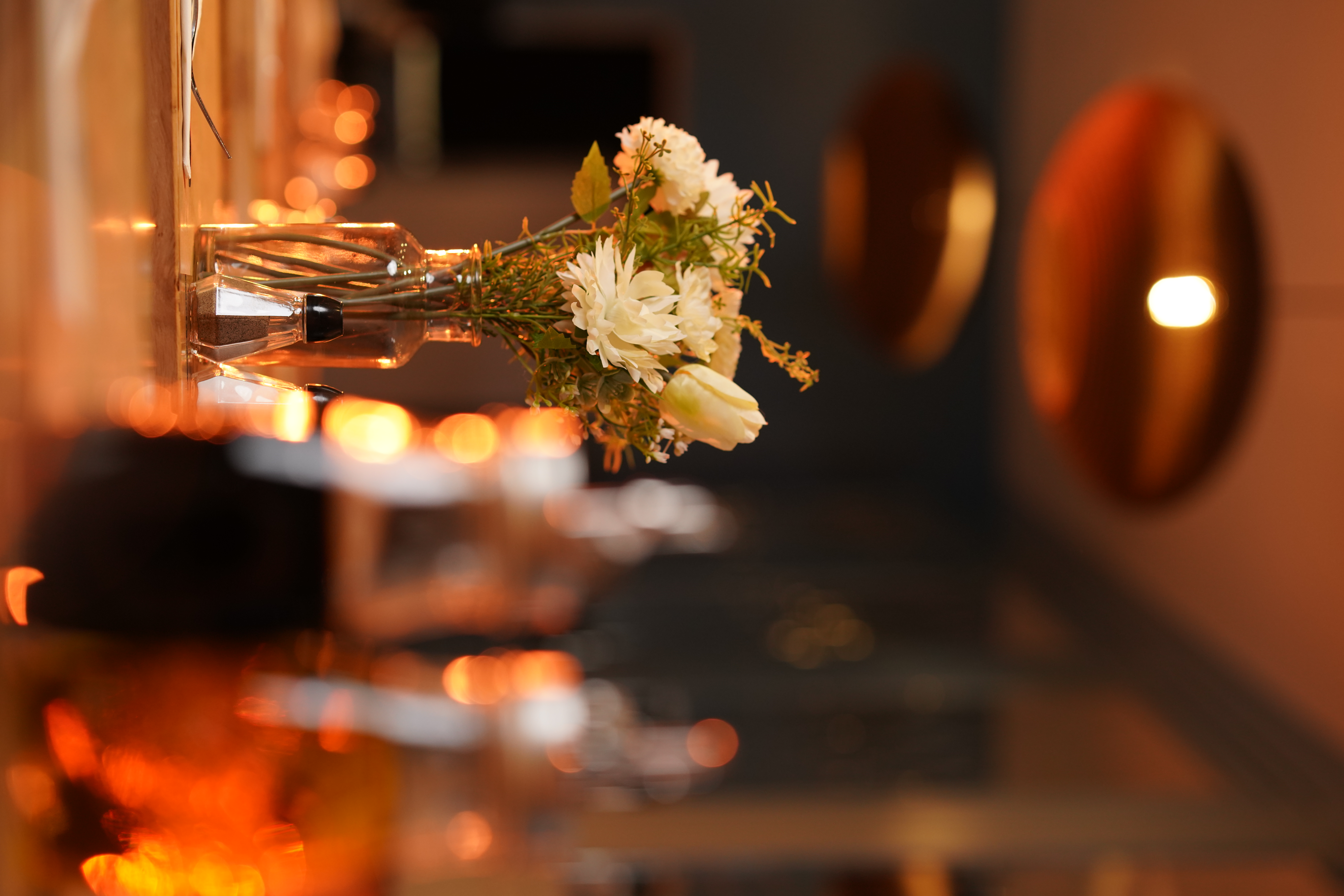 Bouquet de fleurs blanches dans un vase, décor de restaurant