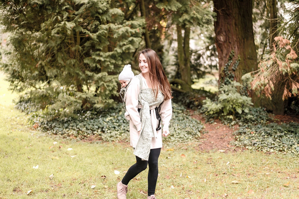 Salome Litke mit Trage und Baby