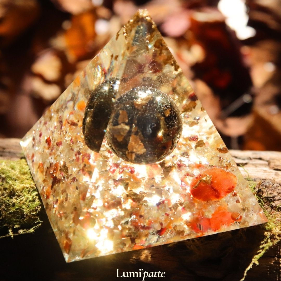 Orgonite en pyrite, cornalines, citrines naturelles, grenats, calcites jaunes, cristal de roche