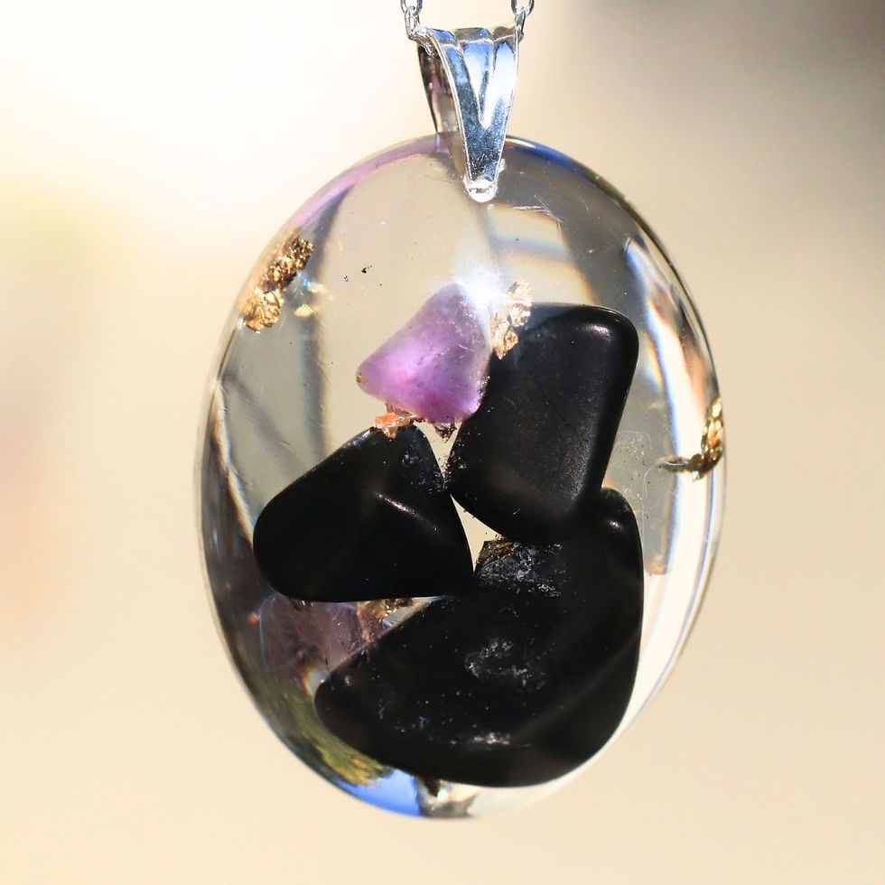 Miniature : Pendentif en résine époxy, shungites, améthystes, cristal de roche et feuilles dorées