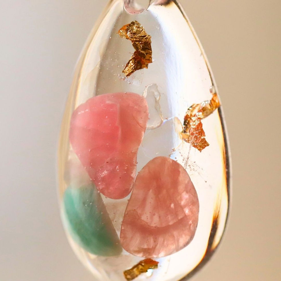 Thumbnail: Bijou pendentif en émeraude et rhodochrosites