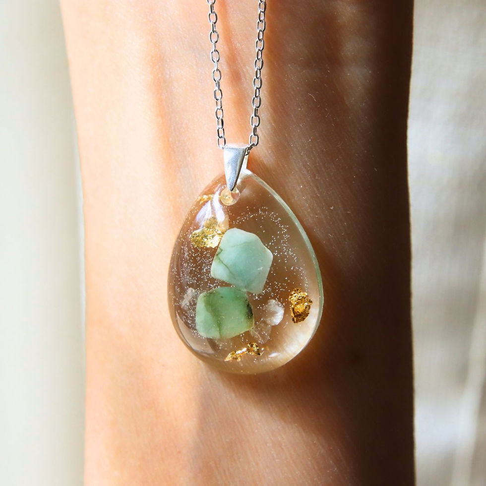 Miniature : Pendentif talisman en émeraudes, quartz rose et cristal de roche