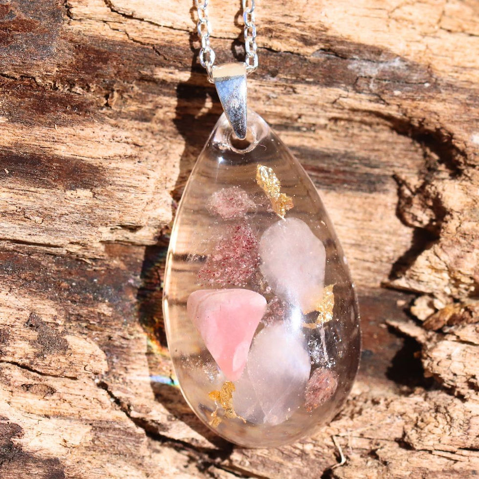 Miniature : Pendentif talisman en quartz rose, quartz fraise, rhodochrosite et cristal de roche