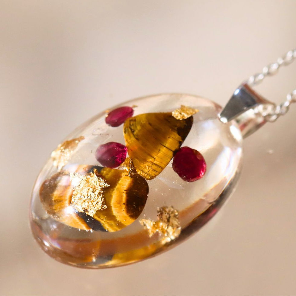 Miniature : Pendentif vibratoire en œil de tigre, grenats et cristal de roche