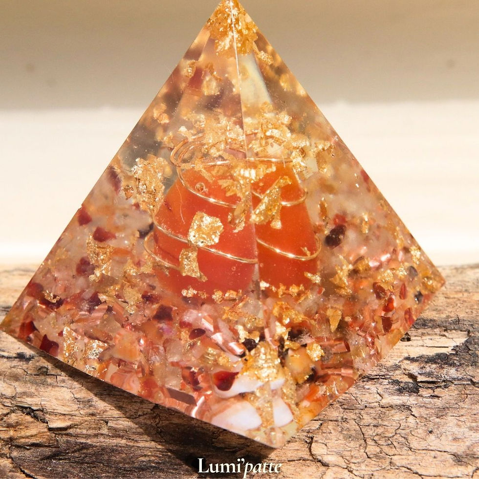 Miniature : Pyramide en résine époxy, cornalines, citrines, cristal de roche et cuivre façonné à la main