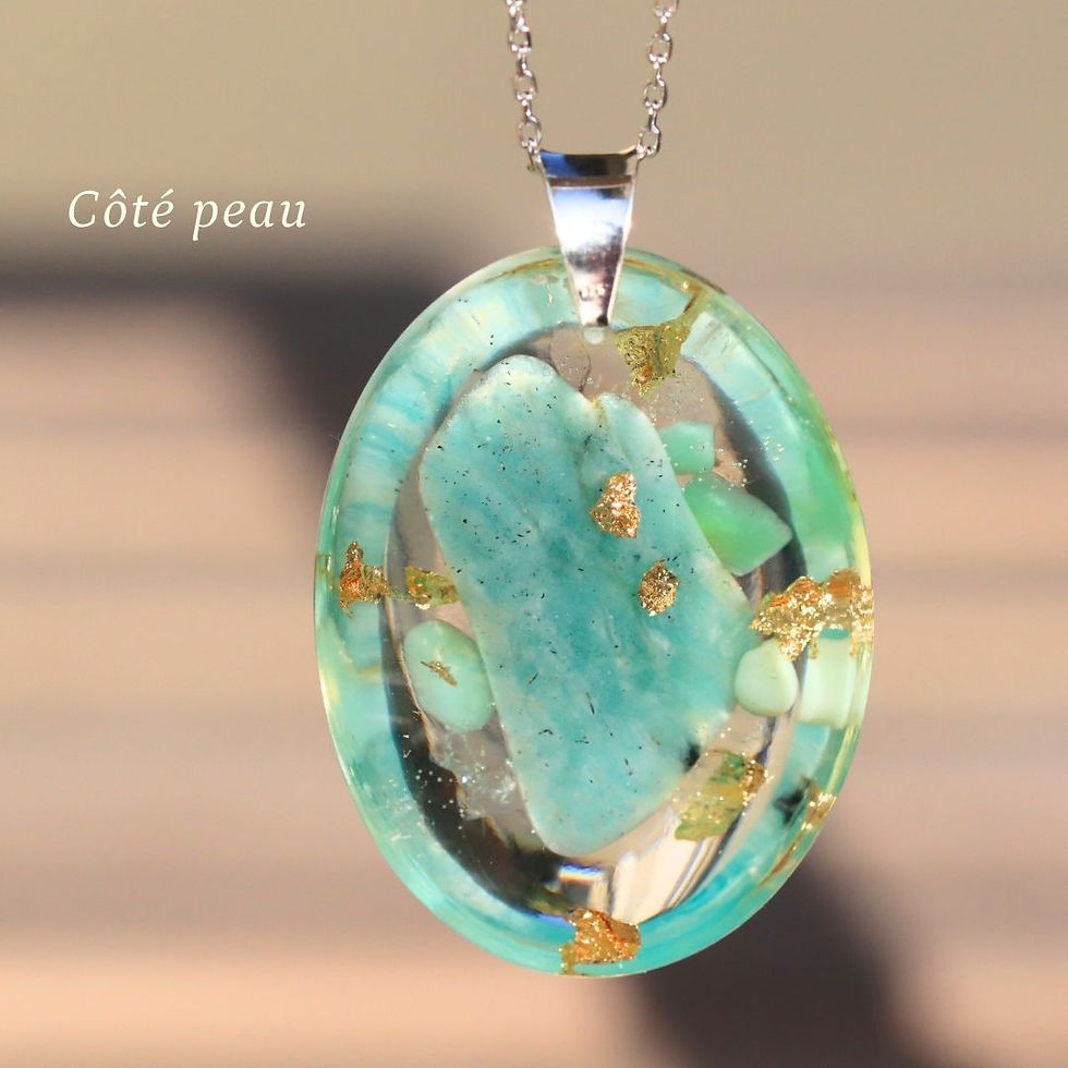 Miniature : Pendentif en résine époxy, amazonite, chrysoprases, cristal de roche et feuilles dorées