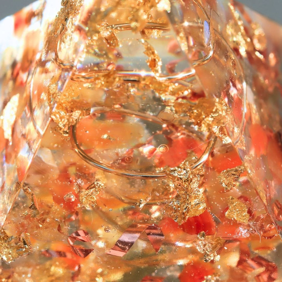 Miniature : Pyramide en résine époxy, cristal de roche, cornalines, citrines naturelles, feuilles dorées, cuivre façonné à la main