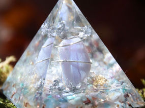Orgonite pièce vibratoire calcédoine bleue, aigues-marines, fluorites multicolores, cristal de roche