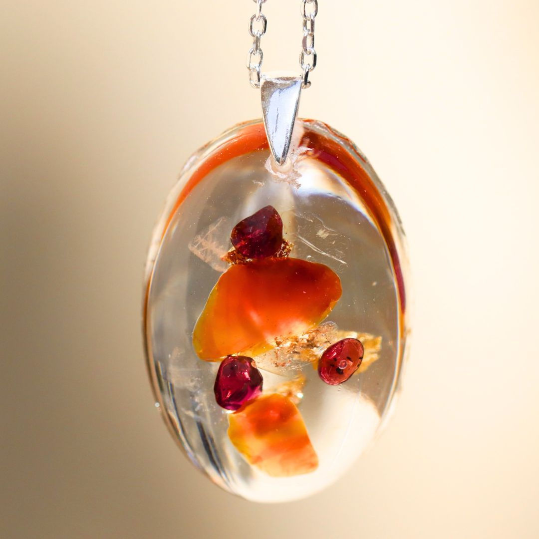 Pendentif talisman vibratoire en cornalines, grenats et cristaux de roche