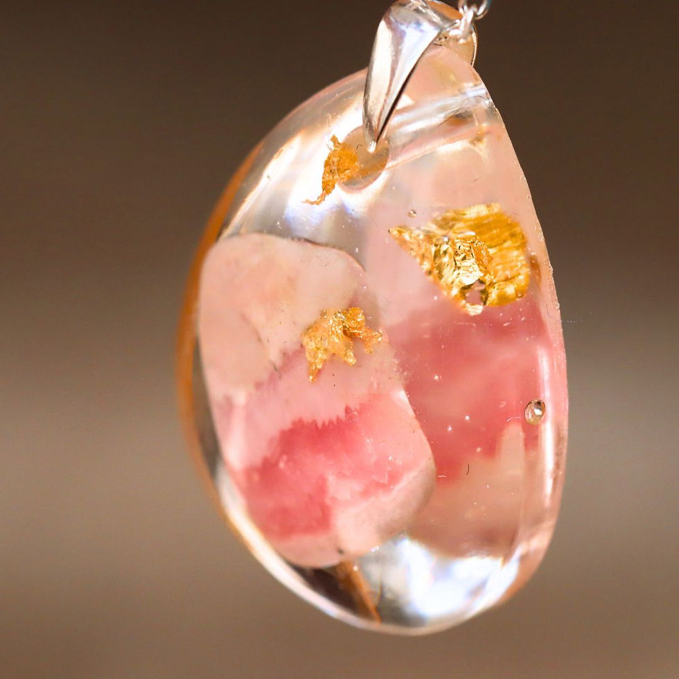 Miniature : Pendentif talisman en rhodochrosite, quartz rose et cristal de roche