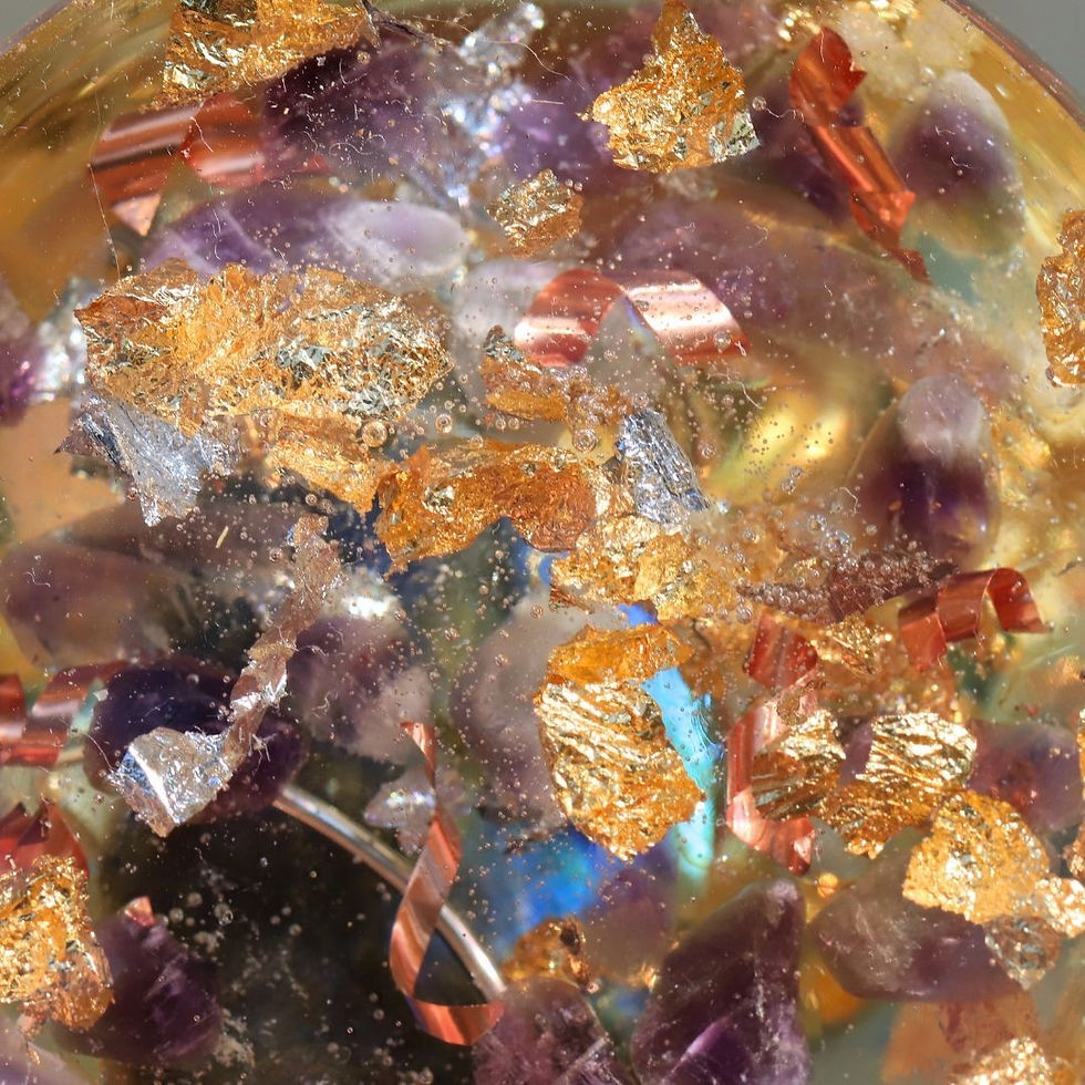 Miniature : Oeuf en résine époxy, labradorite, améthystes, cristal de roche, feuilles dorées et argentées et cuivre façonné à la main