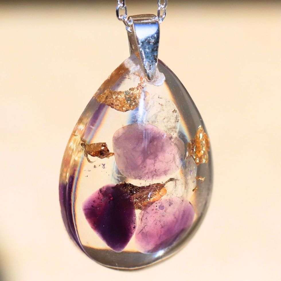 Pendentif en résine époxy, améthystes, cristal de roche et feuilles dorées