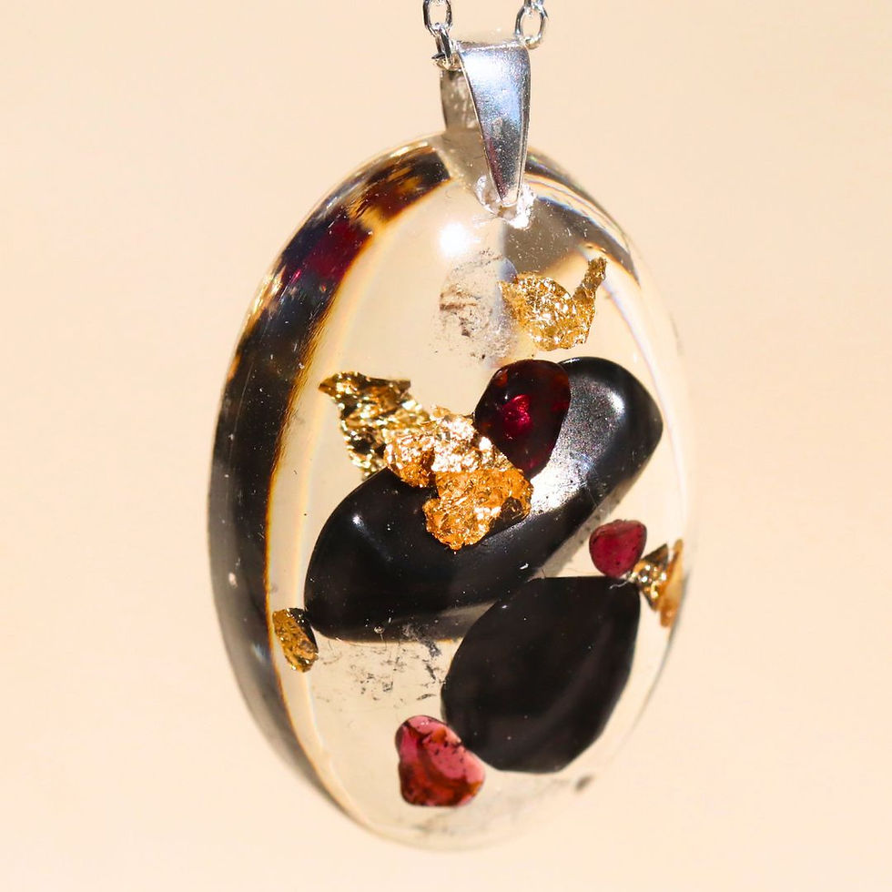 Pendentif talisman vibratoire en shungites, grenats et cristal de roche