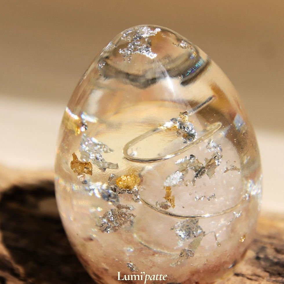 Miniature : Oeuf en résine époxy, quartz rose, cristal de roche, feuilles dorées et argentées, cuivre façonné à la main