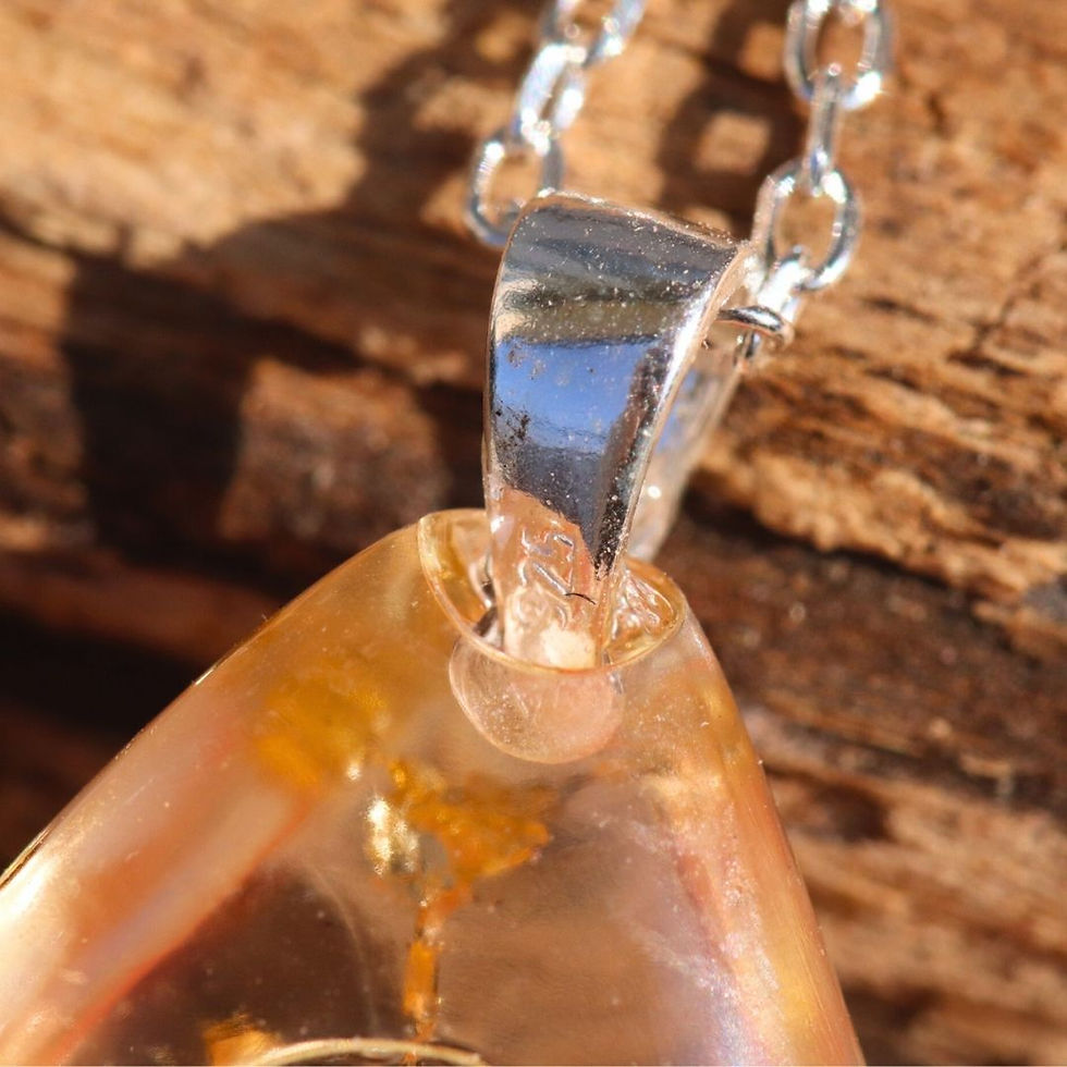 Miniature : Bijou pendentif en cornalines, calcites jaunes et cristal de roche