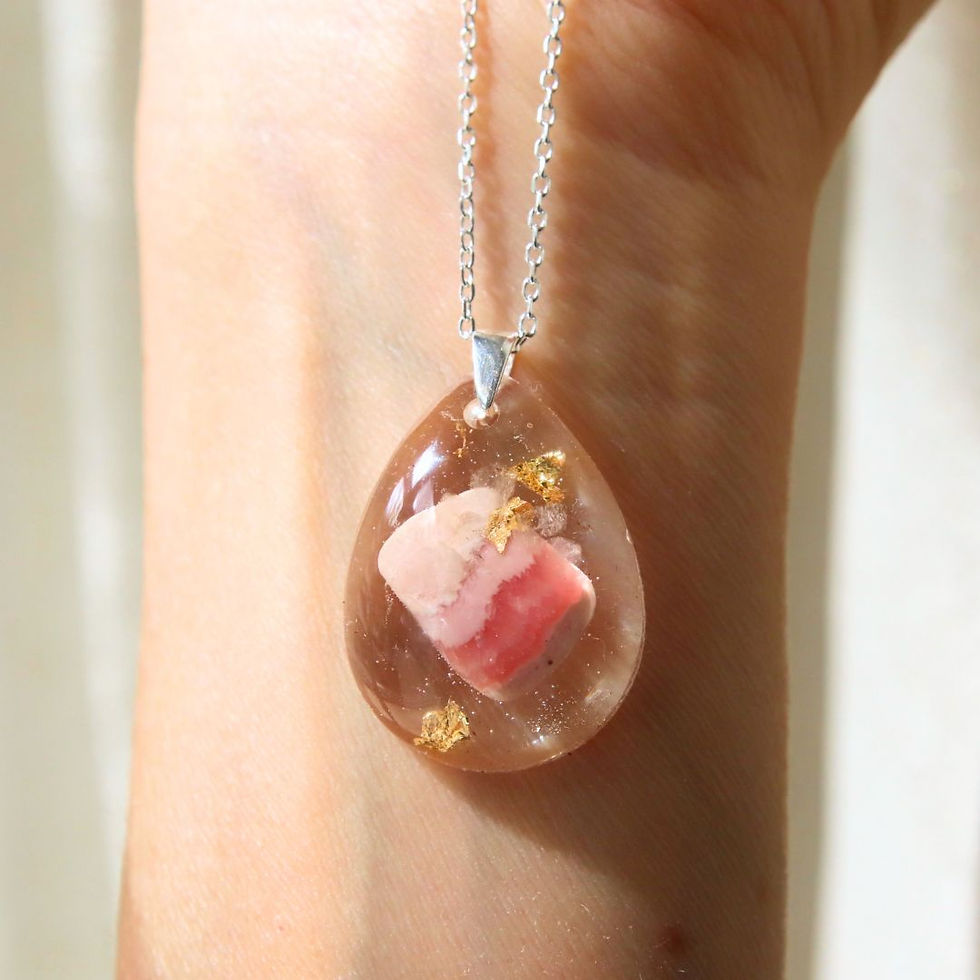 Miniature : Pendentif talisman en rhodochrosite, quartz rose et cristal de roche