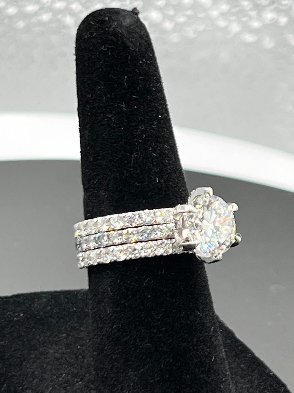 Thumbnail: 6ct TwT Round Brilliant cut Diamond Ring with 2 matching bands